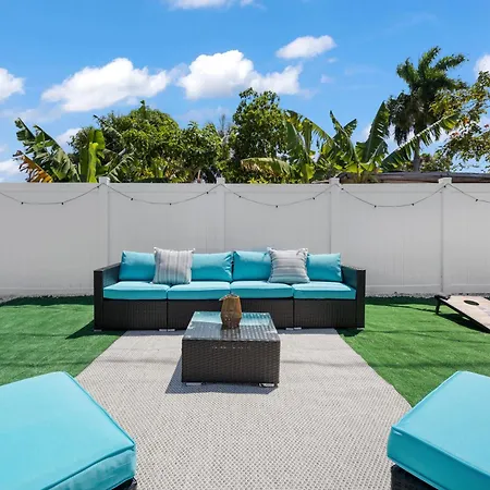The Vibrant Retreat - Villa With Private Patio